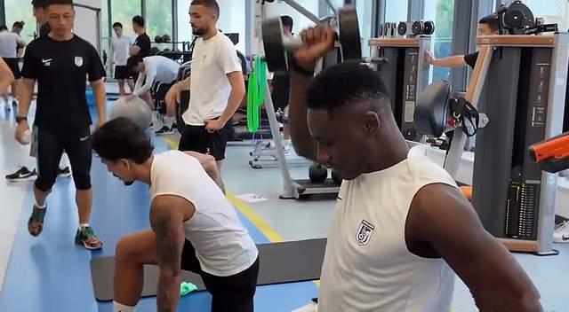 pg电子促销-大连加练备战深圳，马马杜单防韦斯利 剩8轮3个争冠队 李国旭搅局